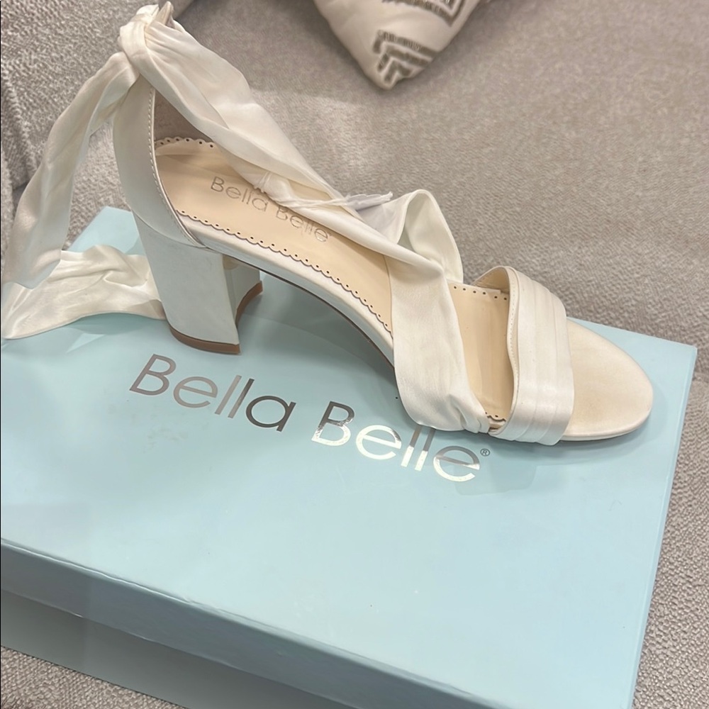 La Belle Women's White Heeled Sandals 7.5